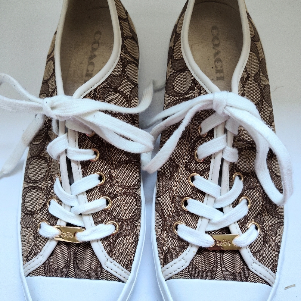 ‼️‼️SOLD‼️‼️GENTLY WORN COACH EMPIRE SIGNATURE CANVAS SNEAKER (SIZE 9 1/2)